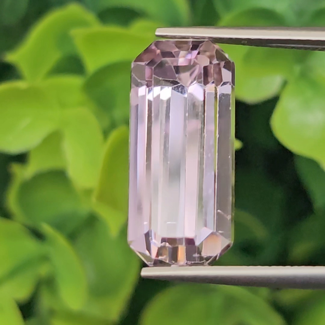 พลอย คุนไซท์ Kunzite 12.18 กะรัต (Cts.) พลอยแท้อัญมณีมงคล ประจําวันเกิด เครื่องประดับพลอย