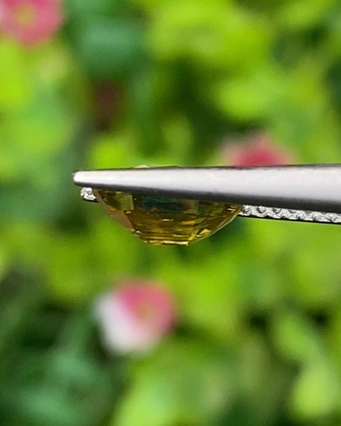 พลอย สฟีน Natural Sphene 1.62 กะรัต (Cts.) ดิบ (Unheated) พลอยแท้ อัญมณีมงคลประจําวันเกิด เครื่องประดับพลอย