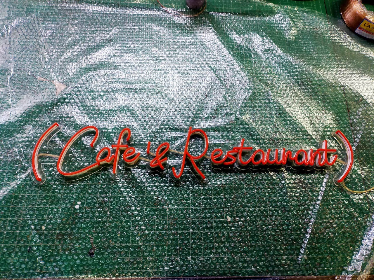 ไฟนีออน เฟค