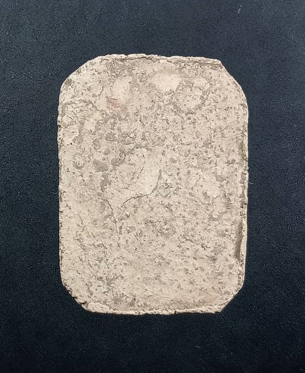 ผ3380 พระเนื้อดิน พิมพ์พระพุทธทรงไก่ หลังเรียบ ไม่ทราบที่ครับ