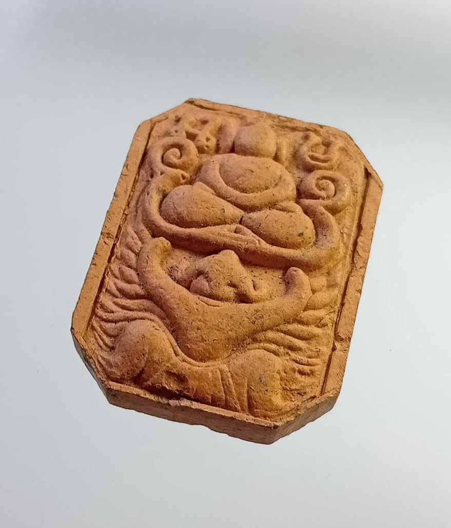 ผ2739 พระเนื้อดิน หลวงพ่อปาน วัดบางนมโค พิมพ์ขี่ครุฑ หลังยันต์เกราะเพชร ออกวัดศาลพันท้ายนรสิงห์ จ.สมุทรสาคร ปี2553