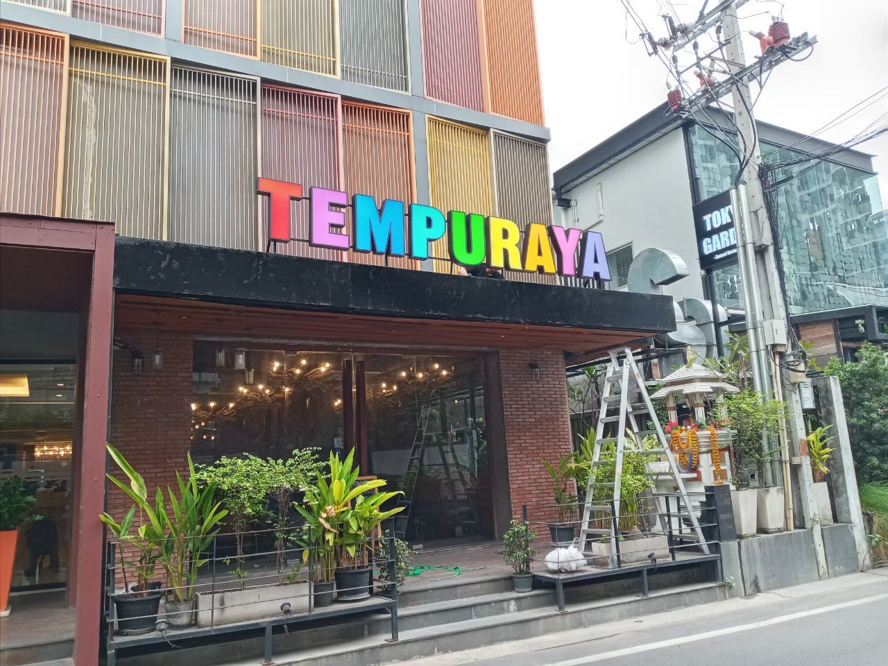 ป้ายกล่องไฟออกหน้าตัวอักษร TEMPURAYA