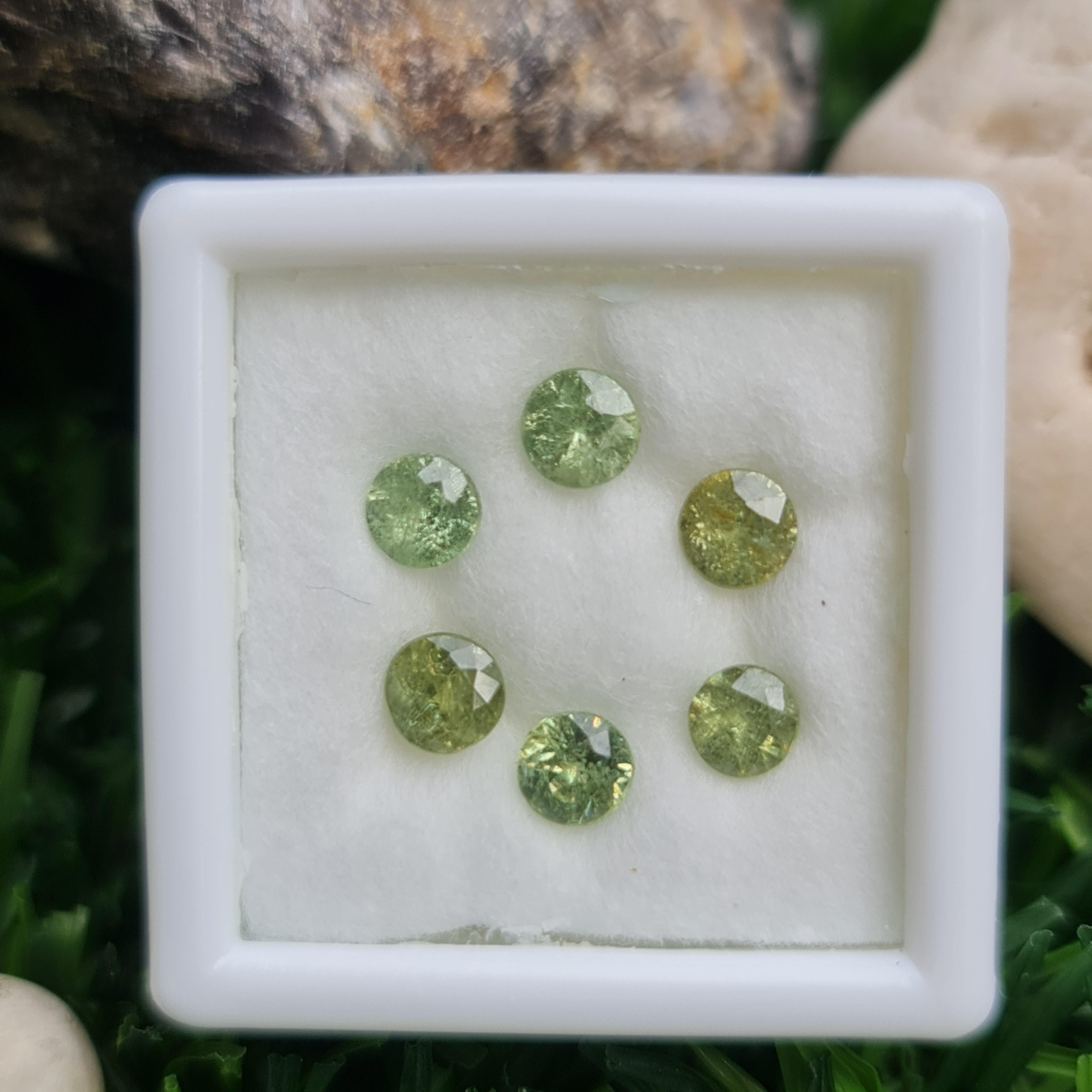 พลอย ดีแมนทรอยด์ การ์เน็ต Demantoid Garnet 2.10 Cts. 6 เม็ด (Pcs.) ดิบ Unheated พลอยแท้ อัญมณีมงคลประจําวันเกิด เครื่องประดับพลอย