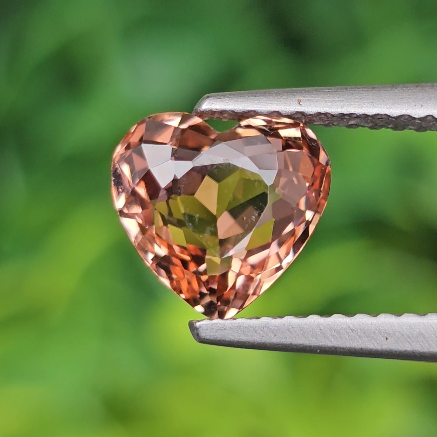 พลอย ทัวร์มาลีน Tourmaline 2.02 กะรัต (Cts.) ลอยแท้ อัญมณีมงคลประจําวันเกิด เครื่องประดับพลอย