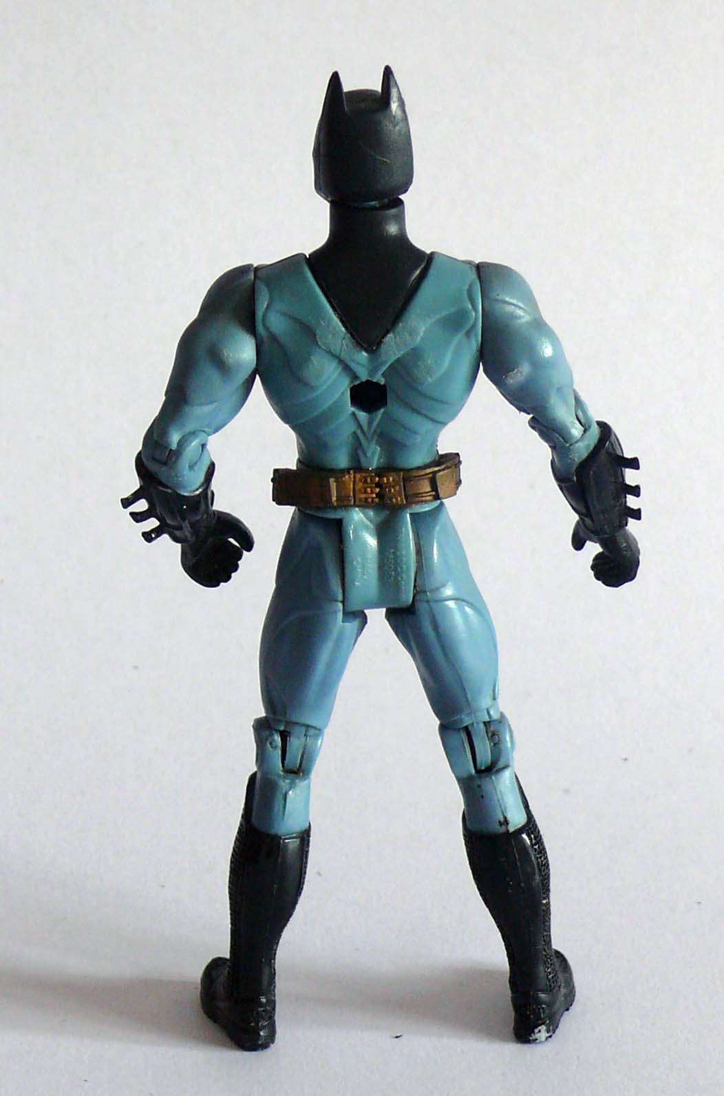 Batman โมเดลแบทแมนชุดสีฟ้า ขนาดประมาณ 14 cm. ข้อขยับ:คอ หัวไหล่ ข้อศอก เอว ขา หัวเข่า มีตำหนิที่ส้นเท้าด้านขวาตามภาพ