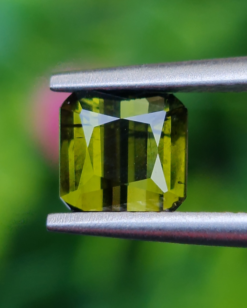 พลอย กรีน ทัวร์มารีน (Green Tourmaline) 0.96 กะรัต (Cts.) อัญมณีมงคลประจําวันเกิด เครื่องประดับพลอย