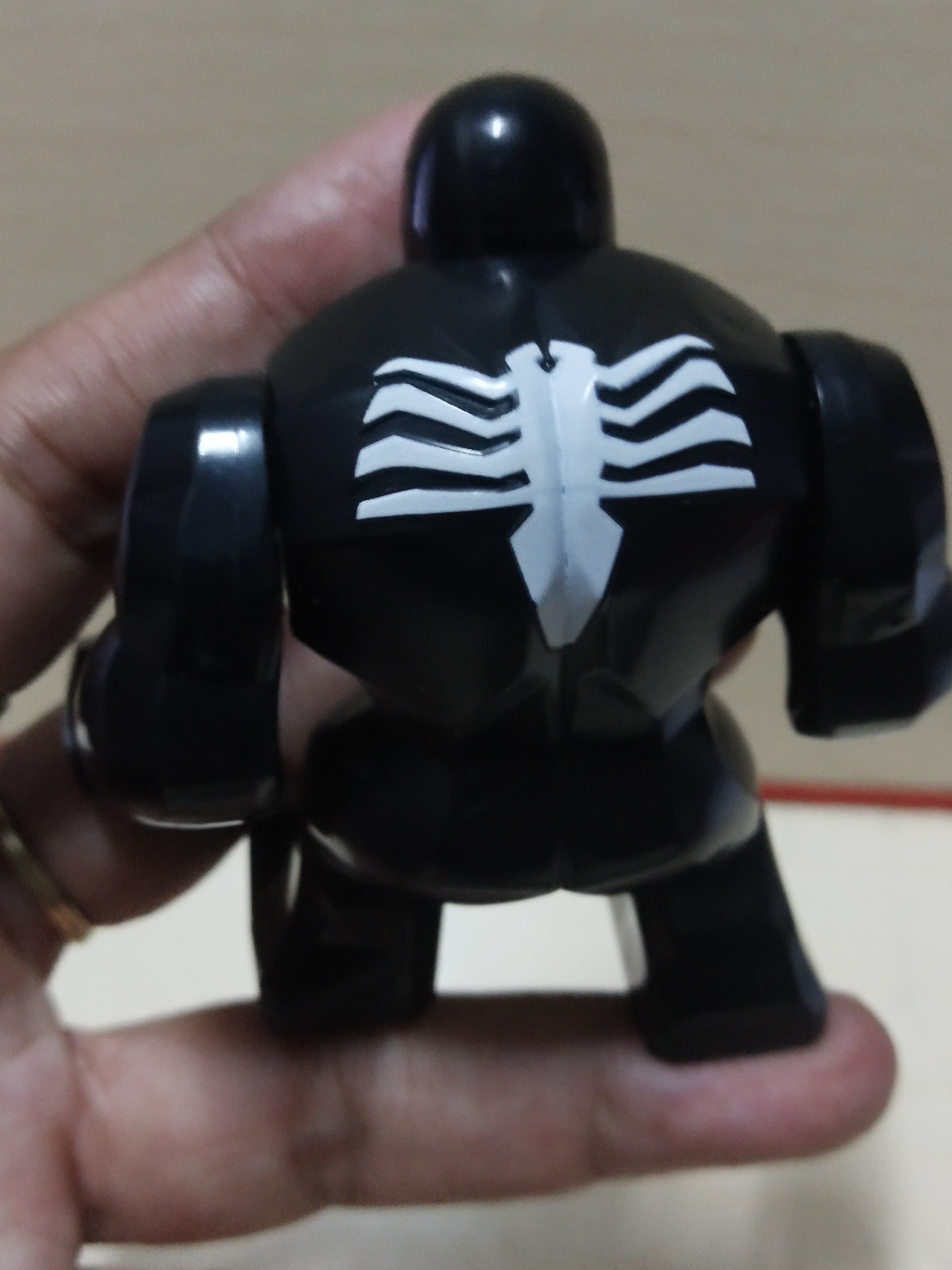 มีหลายภาพ ตุ๊กตาพลาสติกเวน่อมบริค Venom Brick ขนาดประมาณ 3 นิ้ว ของมีตามภาพ