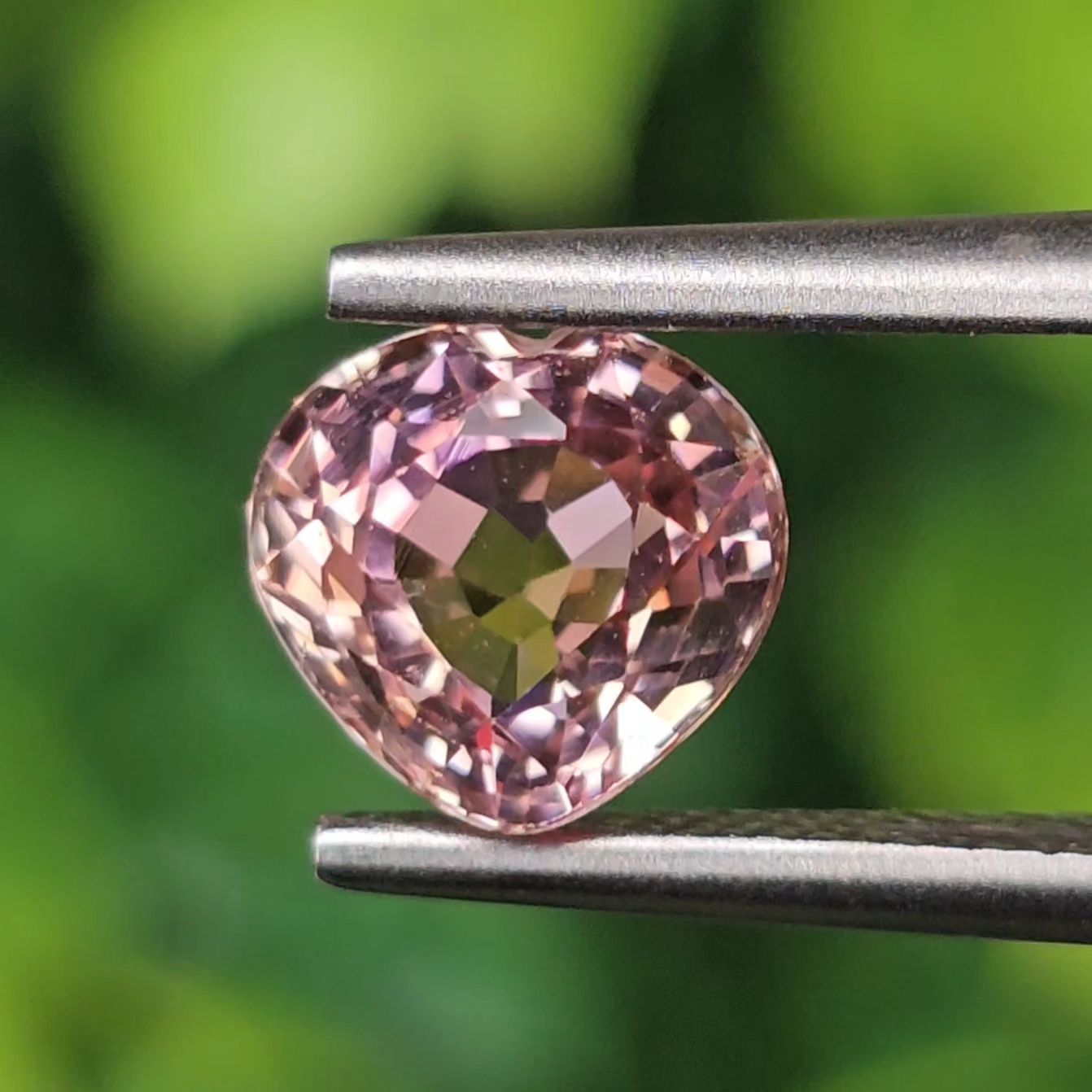 พลอย ชมพู ทัวร์มารีน ( Pink Tourmaline) 1.52 กะรัต (Cts.) อัญมณีมงคลประจําวันเกิด เครื่องประดับพลอย