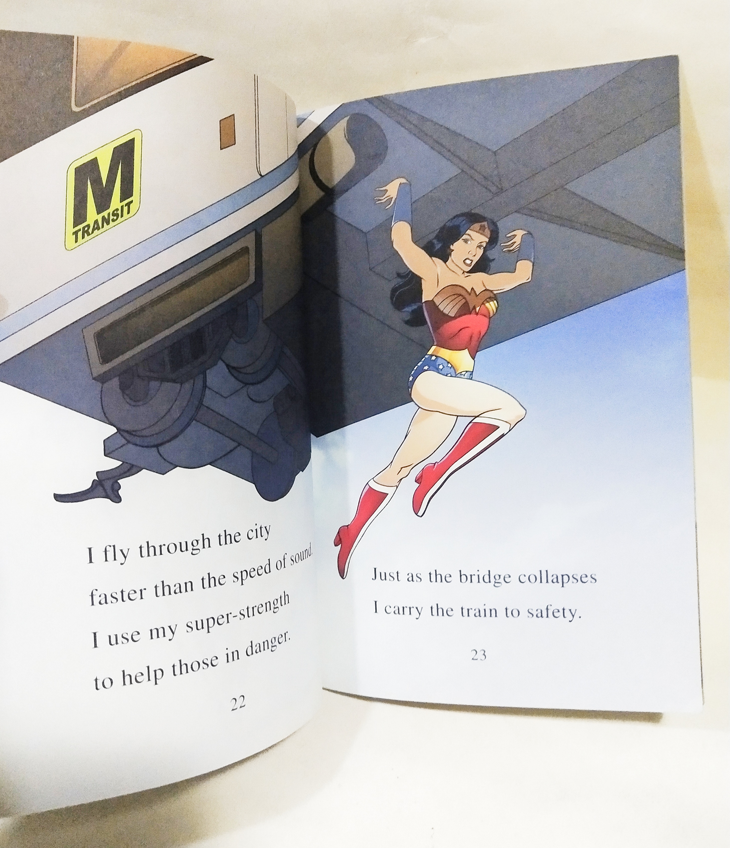 กับวันเดอร์วูแม่นตั้งแต่เริ่มจากเกาะสวรรค์ที่ต้องการต่อสู้กับความอยุติธรรม จนถึงการต่อสู้ร่วมกับ ซุปเปอร์แมนและ แบทแมน วันเดอร์วูแม่น, I am a Wonder Woman 32 หน้า ไม่รวมปก