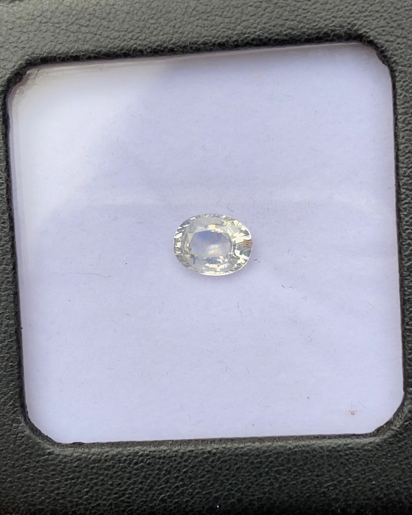 พลอย ขาว ไวท์ แซฟไฟร์ White Sapphire 2.08 กะรัต (Cts.) พลอยแท้ อัญมณีมงคลประจําวันเกิด เครื่องประดับพลอย