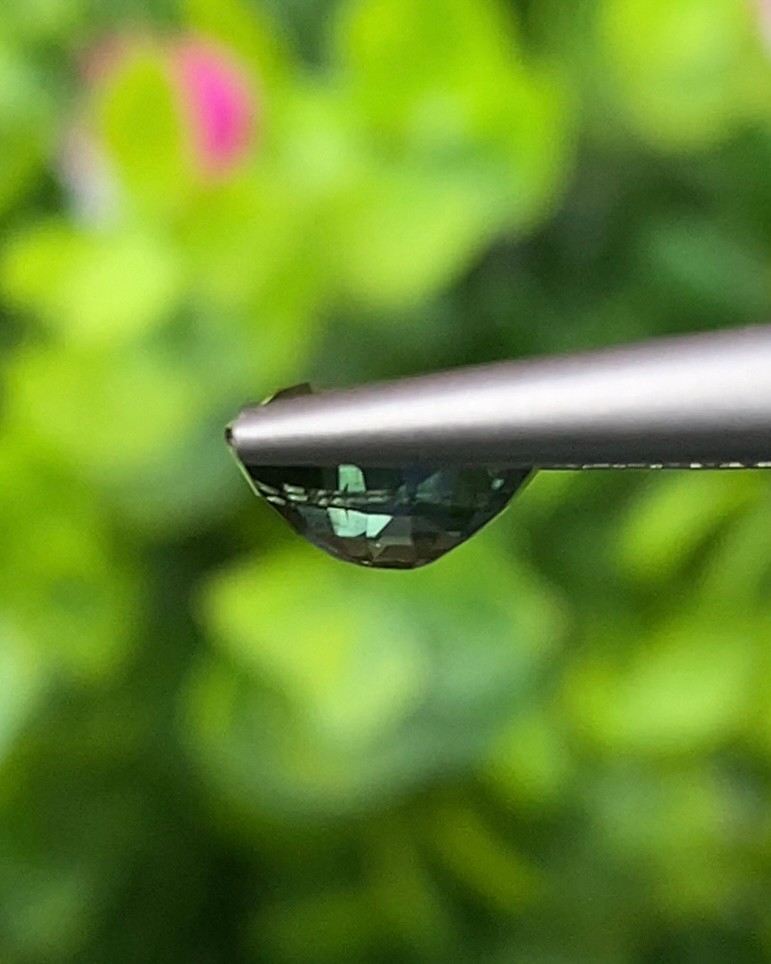 พลอย แซฟไฟร์ 2 สี Bi-Color Sapphire 1.37 กะรัต (Cts.) พลอยแท้ อัญมณีมงคลประจําวันเกิด เครื่องประดับพลอย