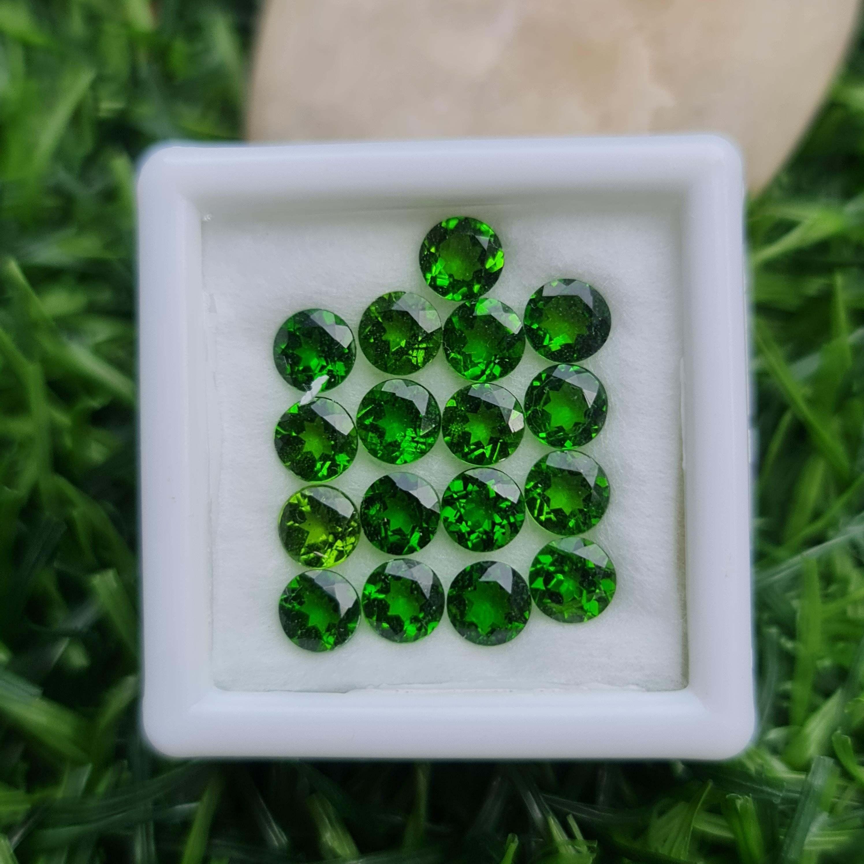 พลอย โครม ไดออพไซด์ Chrome Diopside 4.80 กะรัต (Cts.) 17 เม็ด พลอยแท้ อัญมณีมงคลประจําวันเกิด เครื่องประดับพลอย