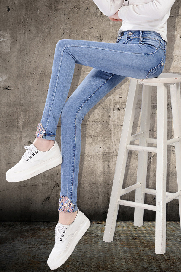 กางเกงยีนส์ทรงสลิม ขายาว พับปลายขาแต่งผ้าลายดอก (11455X)