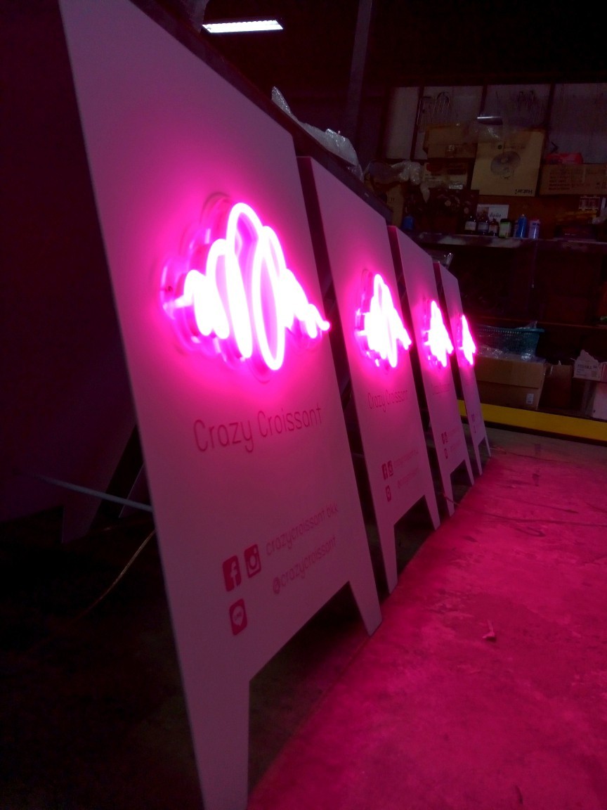 ป้ายสามเหลี่ยมตั้งหน้าร้านติดไฟนีออน