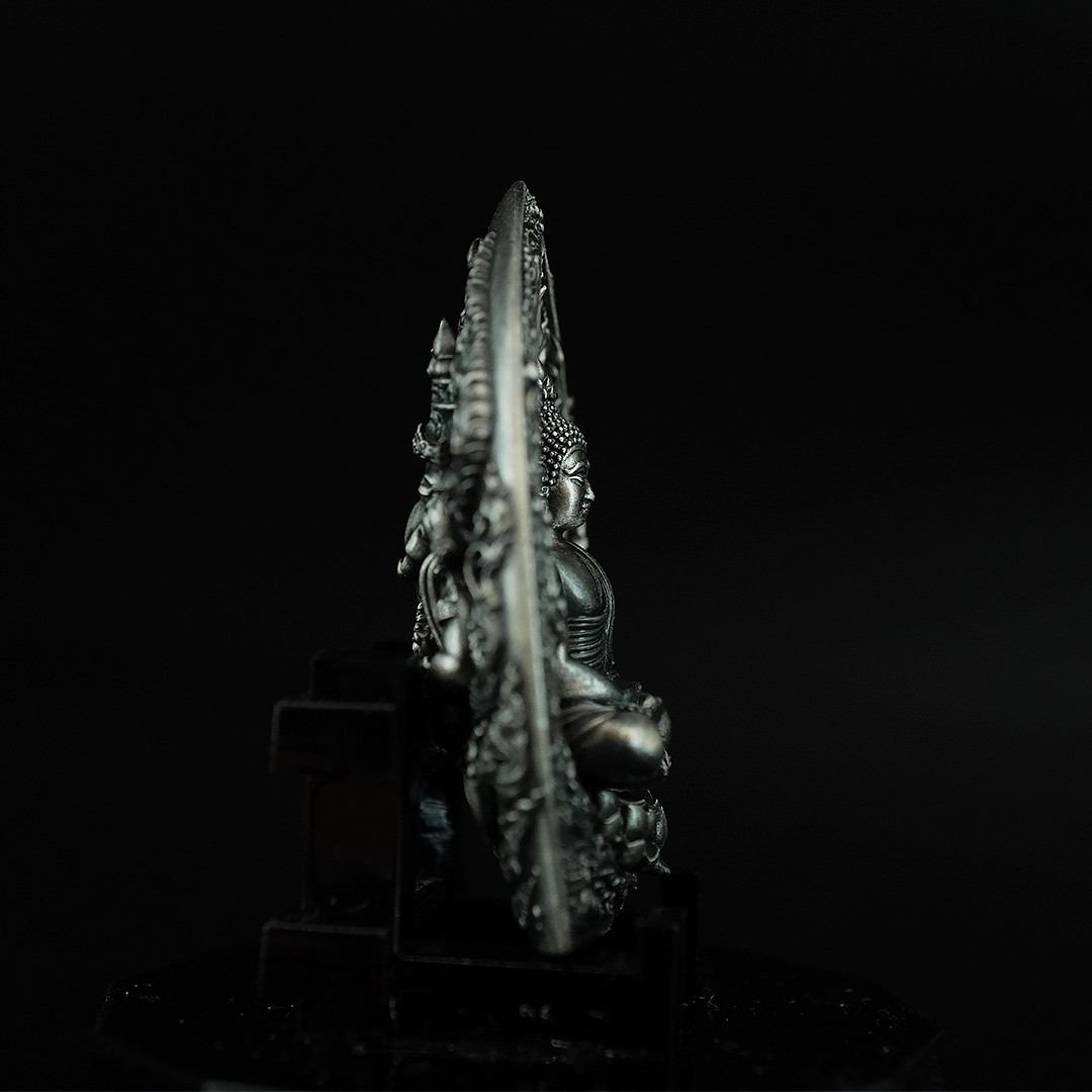 พระกริ่งเจ้าสัวเสวยสุข เนื้อเงินซาติน ขนาด 2.45 X 3.5 เซนติเมตร