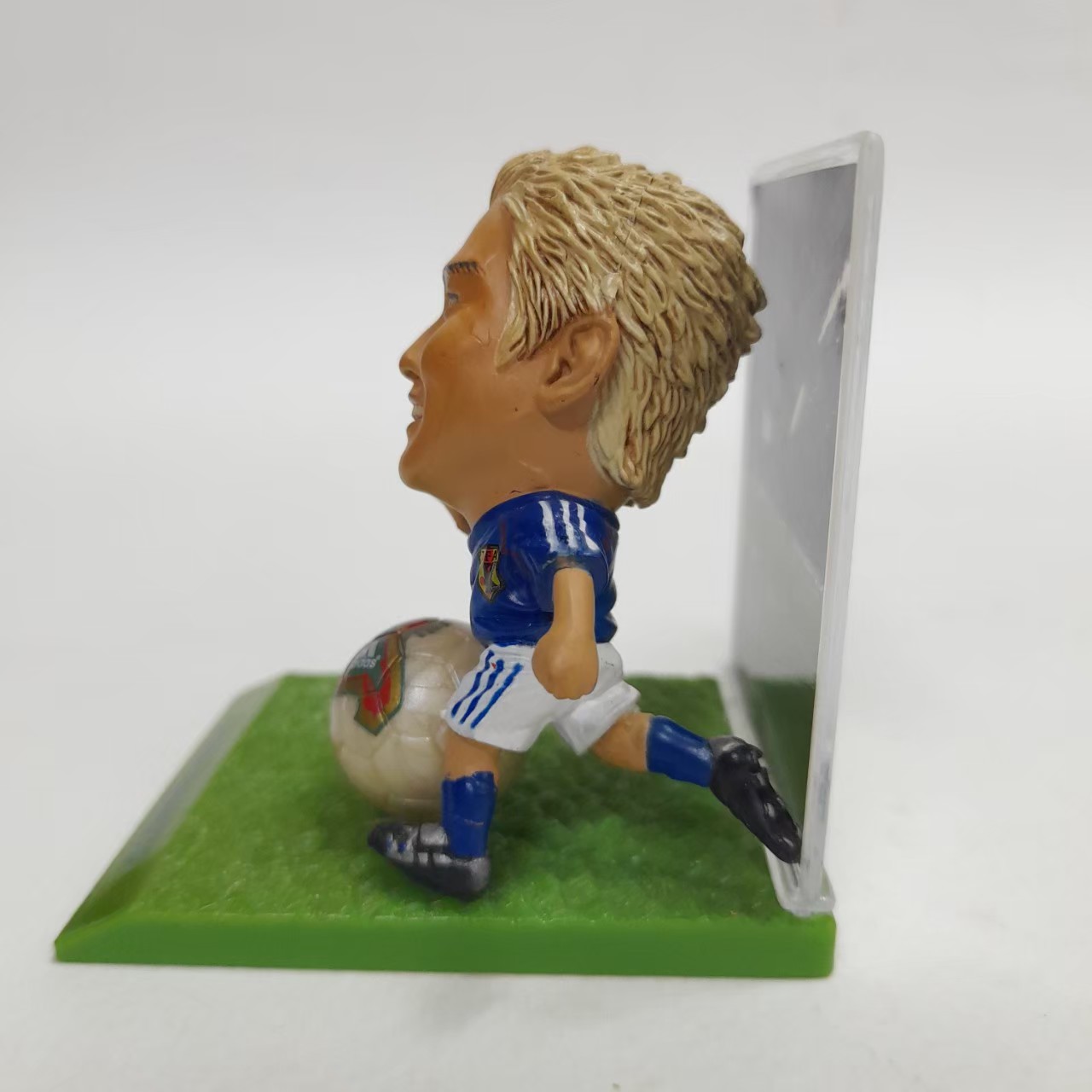 ฟิกเกอร์ นักบอล ทีมญี่ปุ่น junichi inamoto(ผมทอง) ขนาดตามรูป มีฐาน มีฉาก มือสอง สภาพดีมีรอยบ้าง