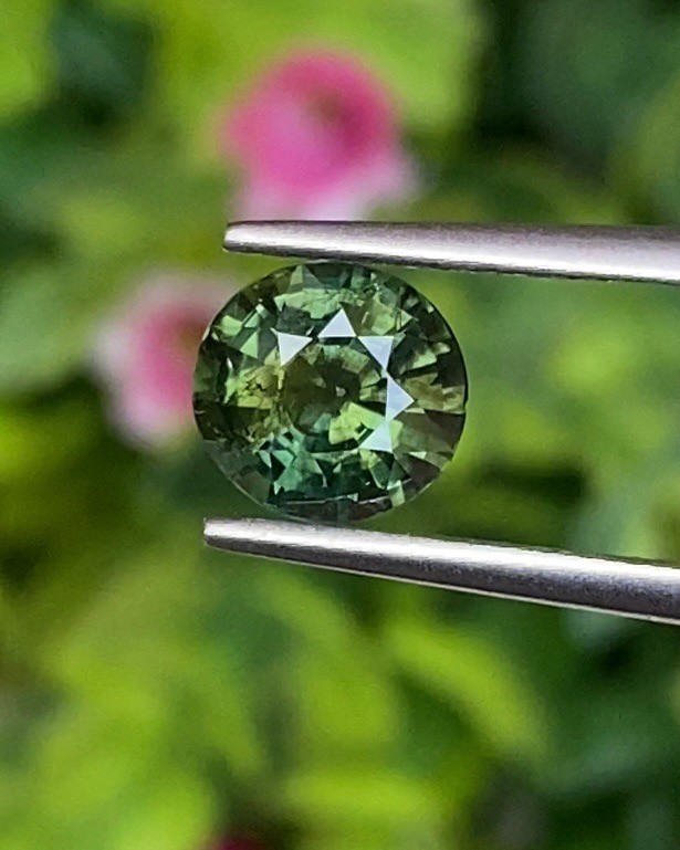 พลอย เขียวส่อง Green Sapphire 1.48 กะรัต (Cts.) ดิบ (Unheated) สี Vivid Green พร้อมใบเซอร์ (With Certificate) พลอยแท้ อัญมณีมงคลประจําวันเกิด เครื่องประดับพลอย