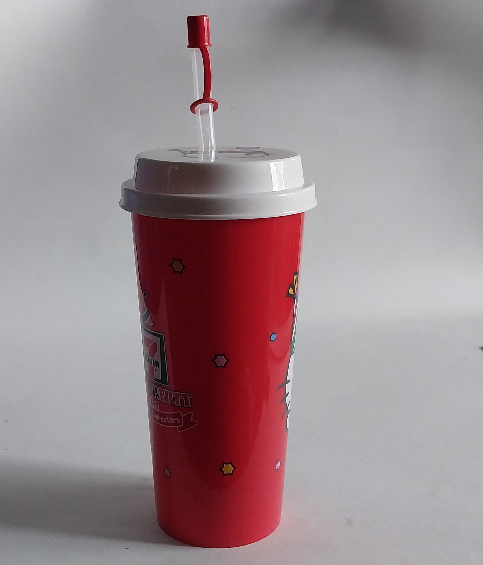 แก้วน้ำอัดลม ขนาดประมาณ 18 ออนซ์ ของสะสมจาก 7-11 Sanrio Collection สีแดง-ขาว ลายเฮลโหล คิตตี้ Hello Kitty