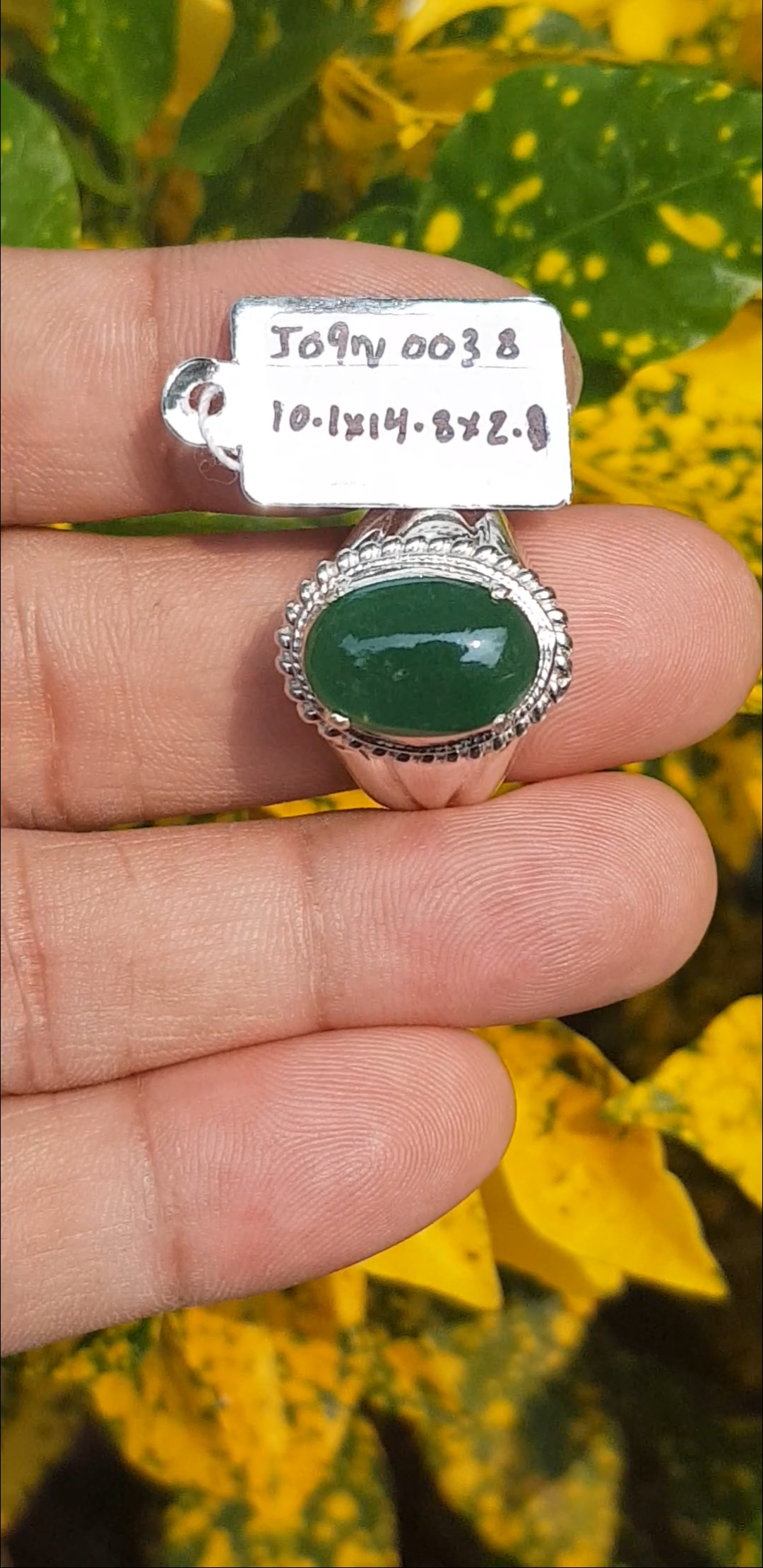 หยก พม่า แท้ Jade แหวนหยก 翡翠戒指 (Jadeite ring) 3.39 กะรัต (Cts.) (Size) 58 ดิบ ไม่ผ่านการปรับปรุง (Type A) พม่า (Myanmar)