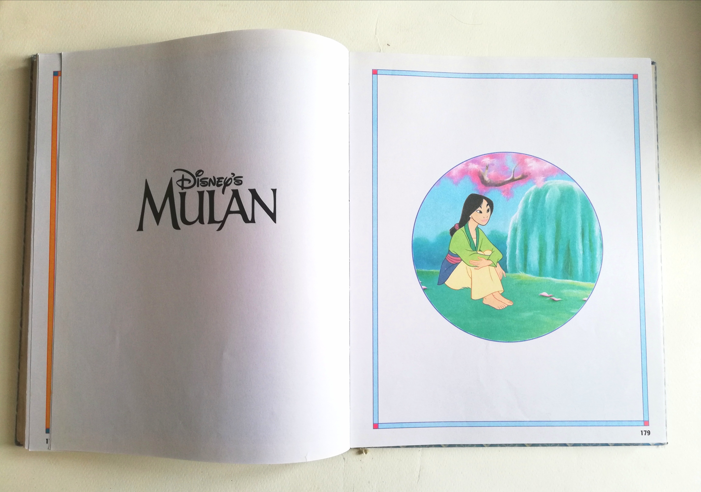 หนังสือนิทานดิสนีย์เก่า **มีตำหนิหลายจุดในบทแรกๆ ปกหลังหลุดจากสัน หนังสือเล่มใหญ่ ปกแข็ง ประกอบด้วย: สโนว์ไวท์กับคนแคระทั้งเจ็ด, โรบินฮู้ด, ซินเดอเรลล่า, ทาร์ซาน, ศักดิ์ศรีของซิมบ้า, มู่หลาน, เฮอร์คิวลิส, บั๊กไลฟ์