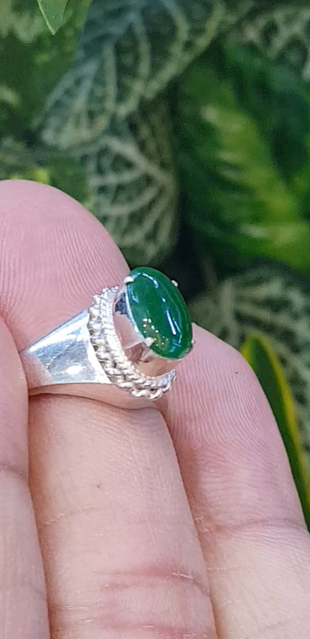 หยก พม่า แท้ Jade แหวนหยก 翡翠戒指 (Jadeite ring) 1.07 กะรัต (Cts.) (Size) 57 ดิบ ไม่ผ่านการปรับปรุง (Type A) พม่า (Myanmar)