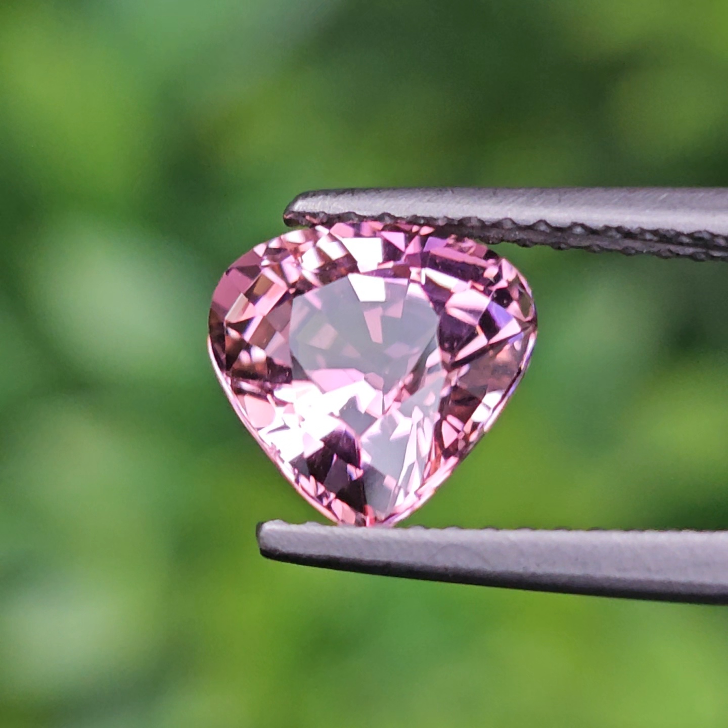 พลอย ชมพู ทัวร์มารีน (Pink Tourmaline) 1.96 กะรัต (Cts.) อัญมณีมงคลประจําวันเกิด เครื่องประดับพลอย