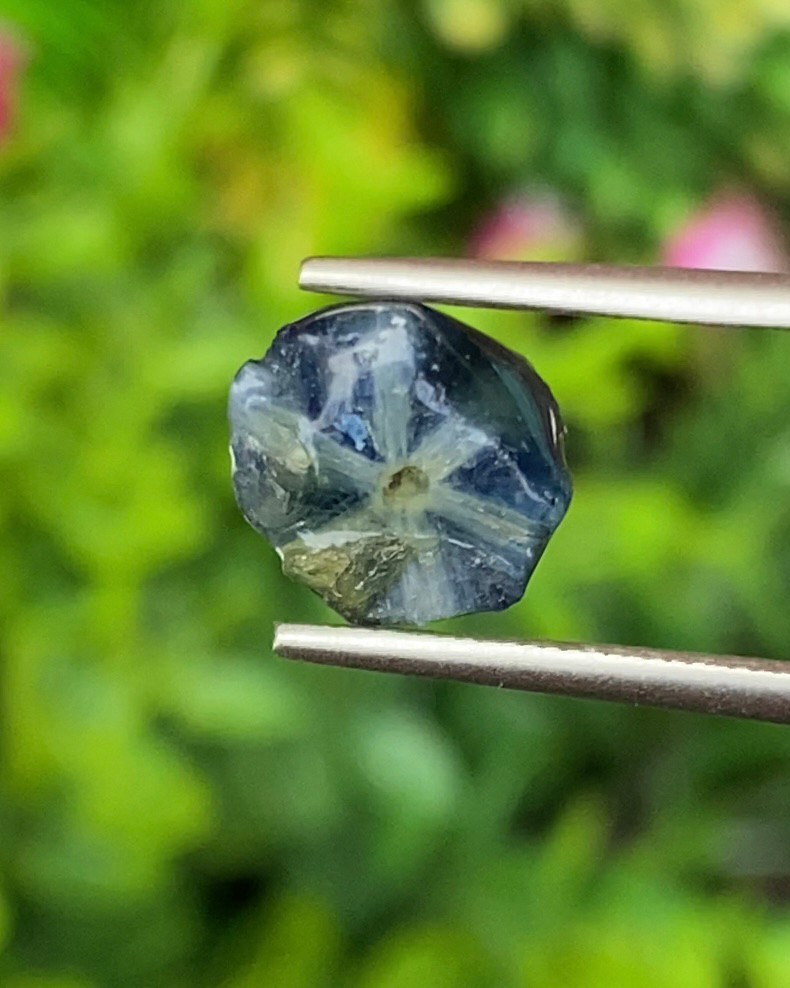 ก้อนผลึก ไพลิน ทราปิเช่ Trapiche Blue Sapphire Raw 5.17 กะรัต (Cts.) พลอยแท้ อัญมณีมงคลประจําวันเกิด เครื่องประดับพลอย