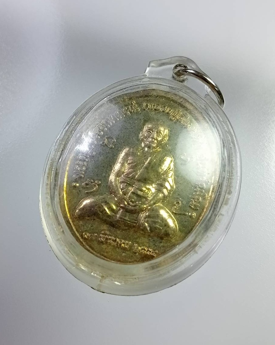 A7356 เหรียญหลวงปู่แหวนถือไม้เท้า หลังหลวงปู่อินทร์คำ วัดไชยสถาน เชียงใหม่ ปี2554