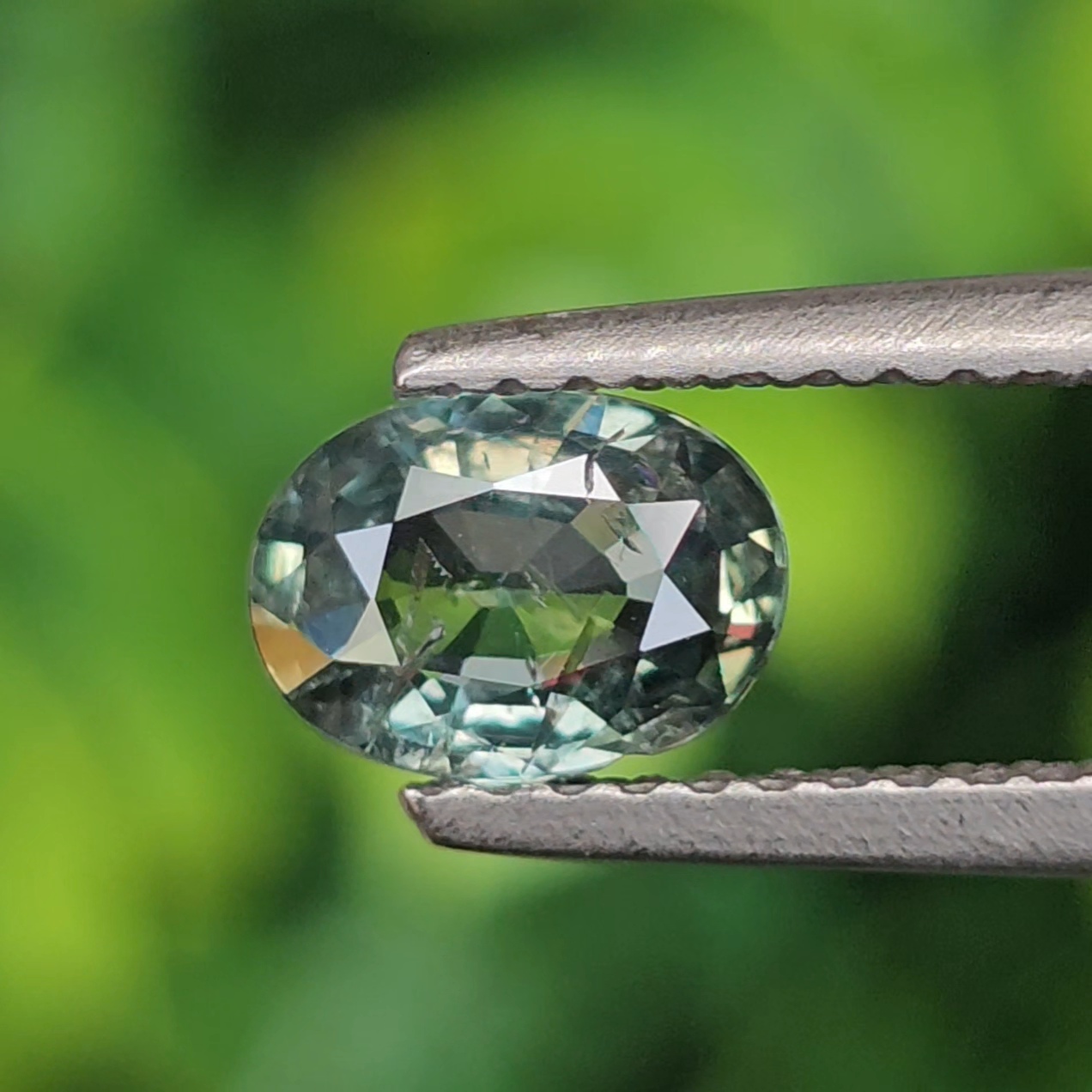 พลอย เขียวส่อง Blue-Green Sapphire 0.77 กะรัต (Cts.) ดิบ (Unheated) พลอยแท้ อัญมณีมงคลประจําวันเกิด เครื่องประดับพลอย