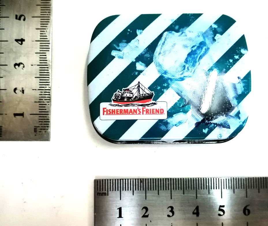 กล่องสังกะสี ลูกอมฟิชเชอร์แมนเฟรน รุ่นฝาเปิดปิด ลายเก่าสีเขียว กว้างยาวในราว 5×6 ซม.ของเก่าสะสมปัจจุบันหายาก มีตำหนิตามภาพ