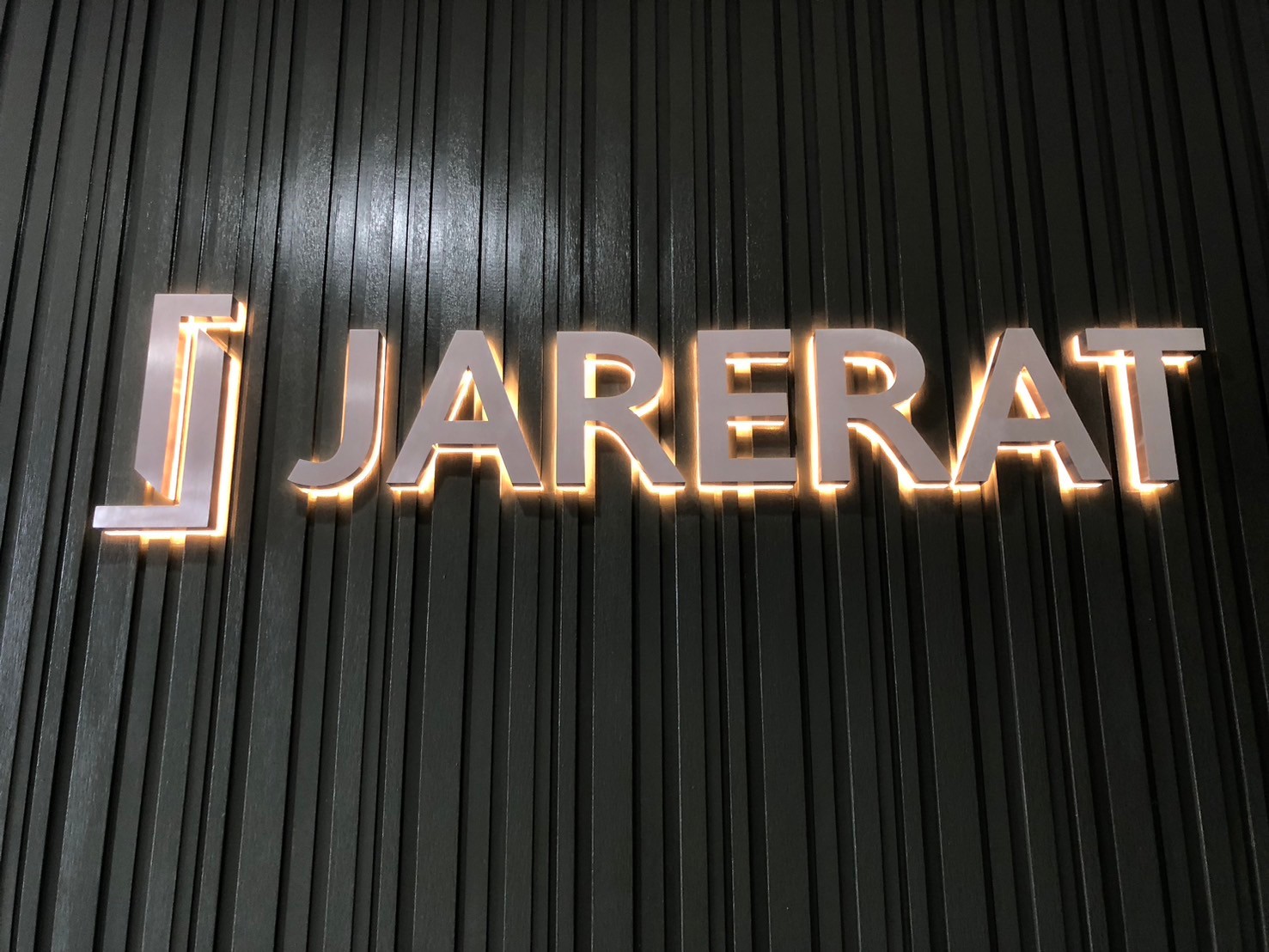 ป้ายอักษรเเสตนเลสสีเงิน ไฟออกหลัง