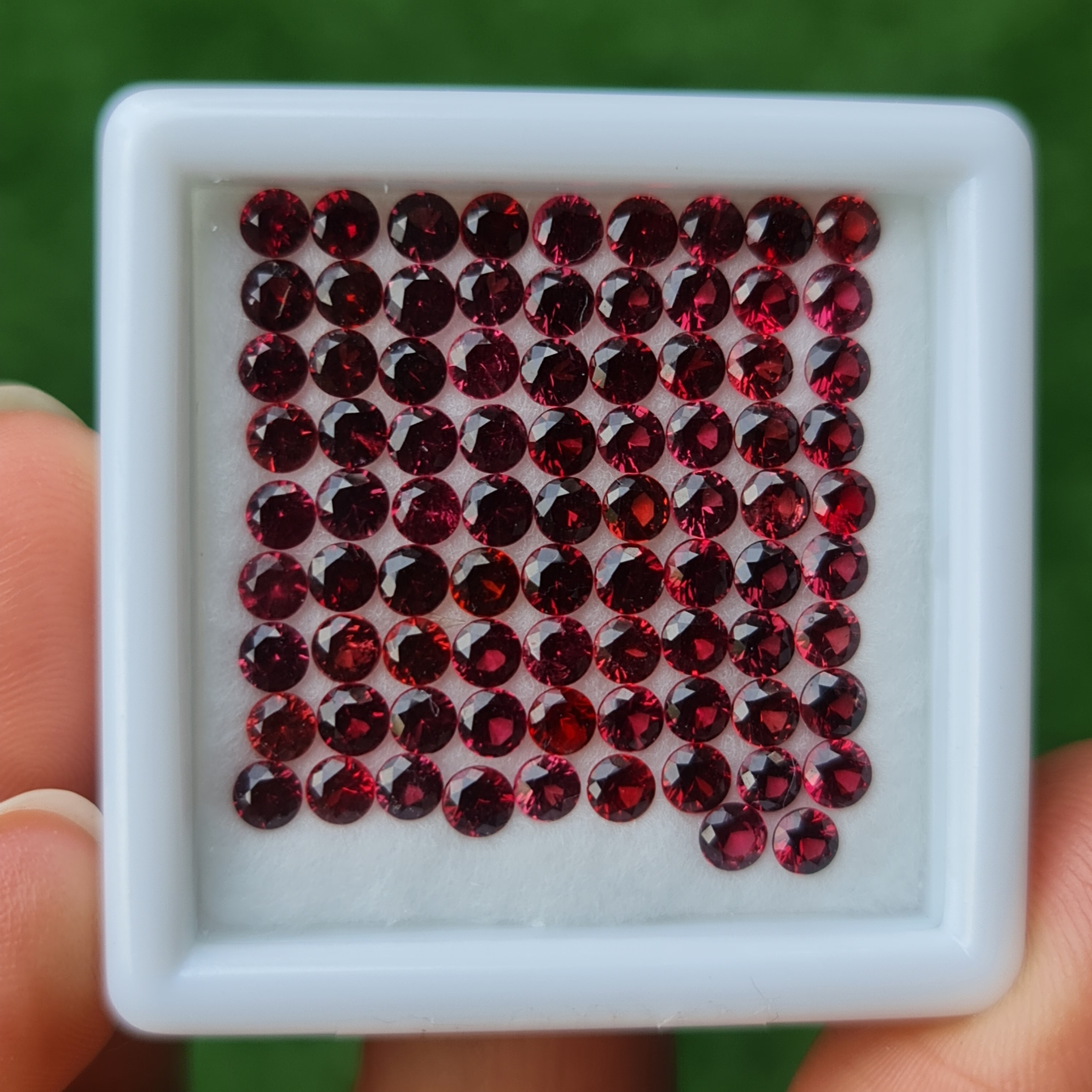 พลอย สปิเนล Spinel 10.03 กะรัต (Cts.) 83 เม็ด 3.0 มม. (mm.) พลอยแท้ อัญมณีมงคลประจําวันเกิด เครื่องประดับพลอย