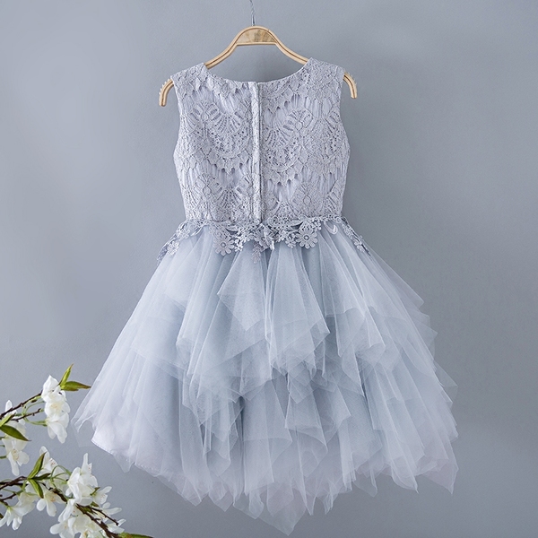 Pre-Order ชุดราตรีเด็ก สไตล์เจ้าหญิง แขนกุด สีเทา สีขาว อกตกแต่งด้วยลูกไม้ กระโปรงตาข่าย เป็นชั้น ๆ ซิปหลัง