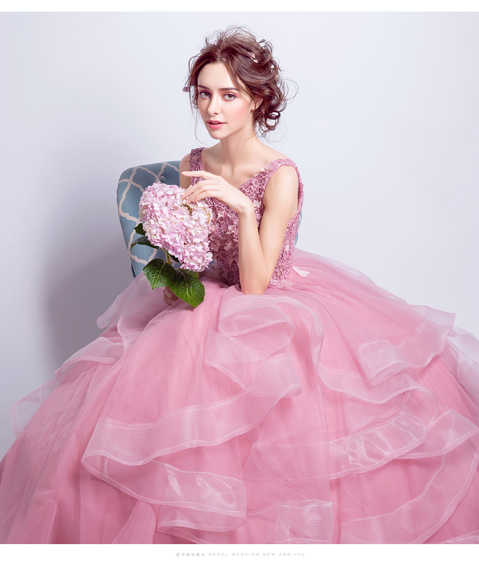 Pre-order ชุดแฟนซี ชุดเจ้าสาว ชุดราตรียาว สีชมพู แขนกุด แต่งผ้าลูกไม้ ประด้บด้วยดอกไม้สามมิติ กระโปรงเป็นชั้น พองสวย สไตล์เจ้าหญิง เชือกผูกหลัง