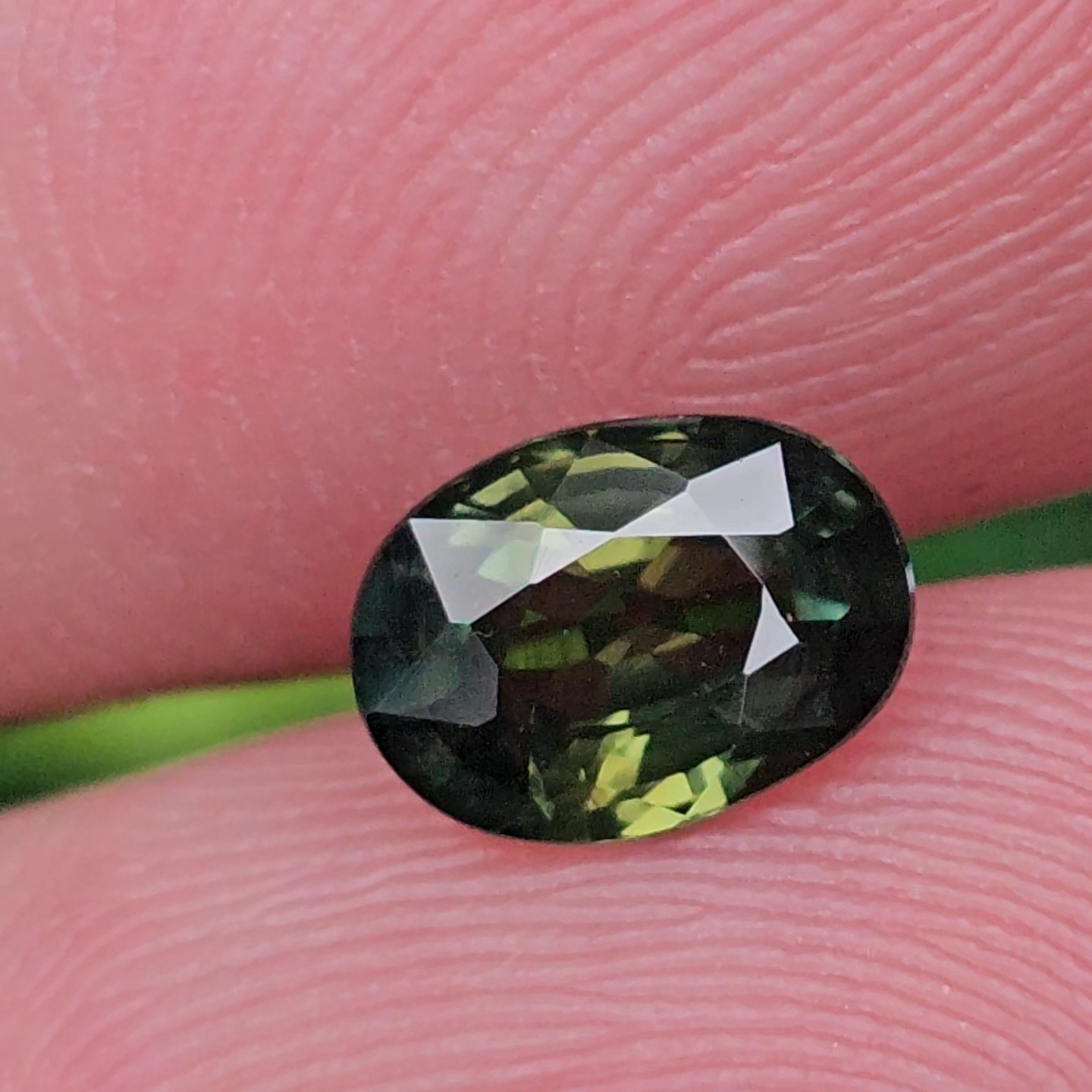 พลอย เขียวส่อง Green Sapphire 1.13 กะรัต (Cts.) ดิบ (Unheated) พร้อมใบเซอร์ (With Certificate) พลอยแท้ อัญมณีมงคลประจําวันเกิด เครื่องประดับพลอย