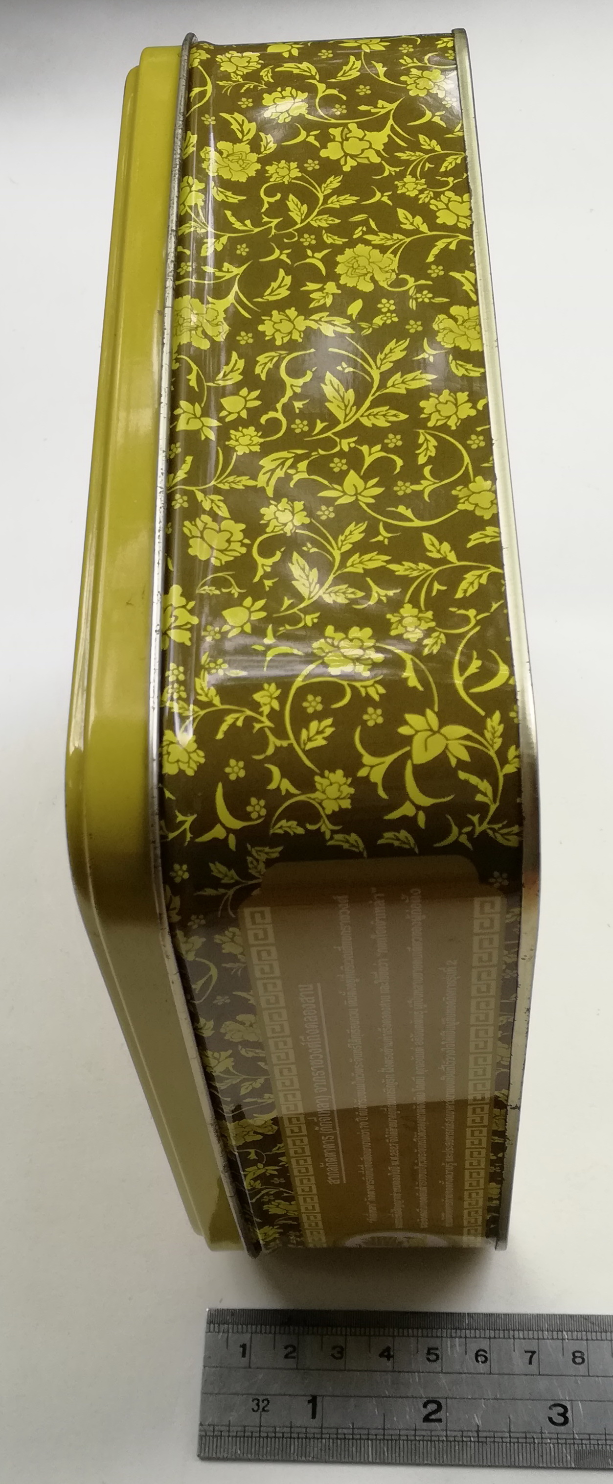 ของสะสม กล่องสังกะสี (กล่องโลหะ) กล่องขนมไหว้พระจันทร์สีเหลืองทอง ลายบ้านไทย และเรื่อสำเภากลางน้ำ ตรา กอกใจ