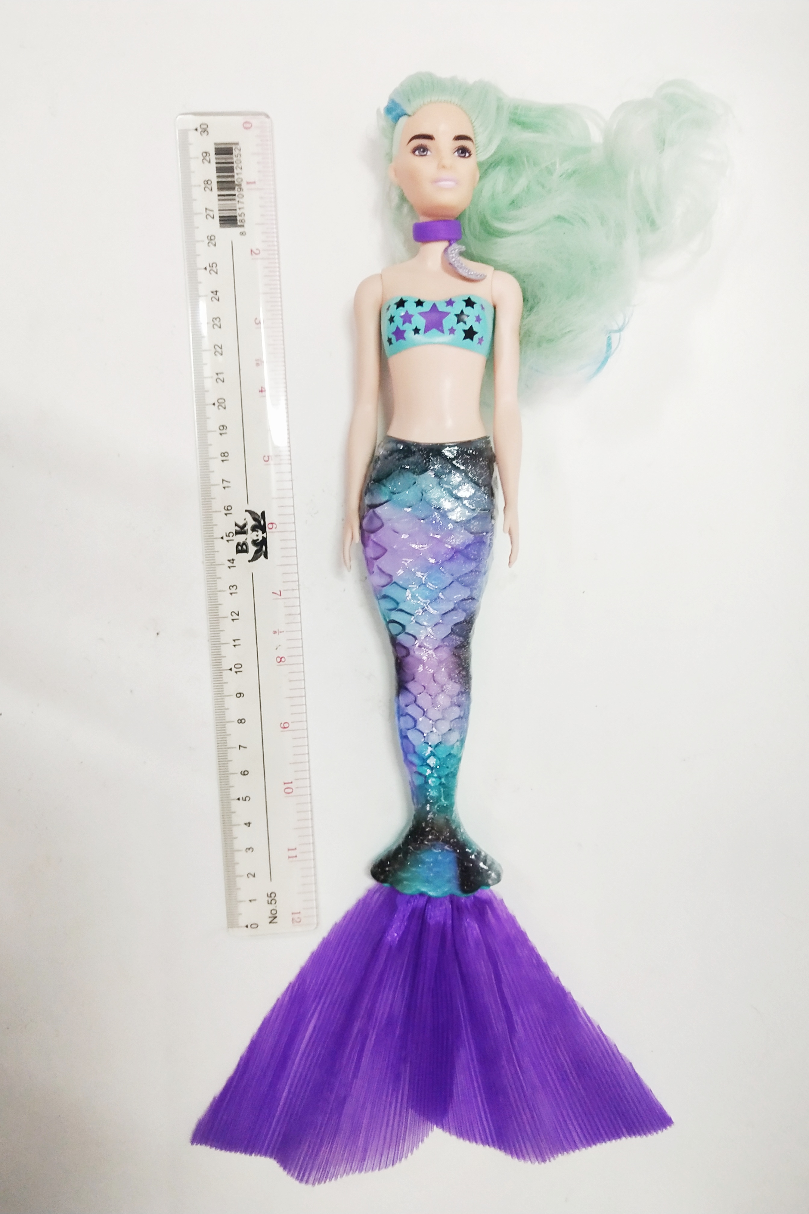 ตุ๊กตาบาร์บี้นางเงือกเปลี่ยนสี รุ่น Mattel Barbie Color Reveal Mermaid, สามารถเปลี่ยนหางกับหางของตัวอื่นๆใน Collection เดียวกันได้, บริเวณหน้าผากและเหลือคิ้วและสันจมูกเมื่อโดนน้ำเย็นจะเป็นลายตามภาพ , บริเวณผมตรงสีเข้มเมื่อโดนน้ำเย็นจะกลายเป็นสีม่วง