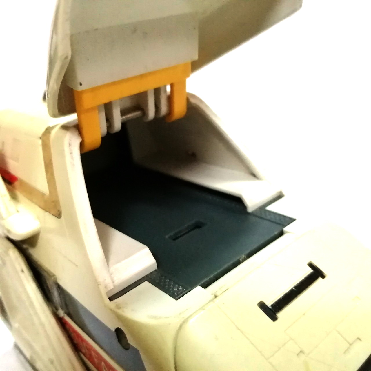 ยานแมชชีน บัฟฟาโล่ ยานของขบวนการ ไลฟ์แมน ตัวยานบางส่วนเป็นเหล็ก และพลาสติก กลไกใช้ได้บางส่วน ของเก่าเก็บตามสภาพ *** มีรอยถลอกและสติ๊กเกอร์หลุด /ขาดหลายแห่ง พิจารณาก่อนซื้อ