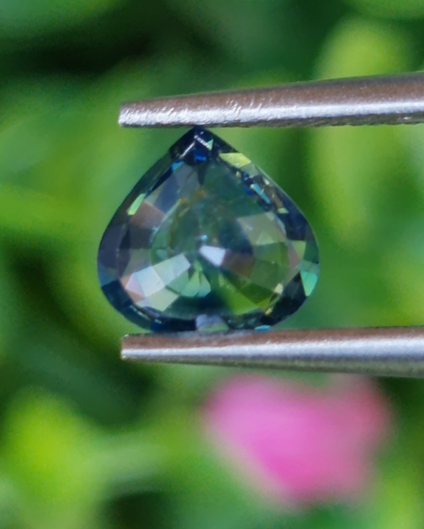 พลอย แซฟไฟร์ 3 สี Tri-Color Sapphire 1.10 กะรัต (Cts.) พลอยแท้ อัญมณีมงคลประจําวันเกิด เครื่องประดับพลอย