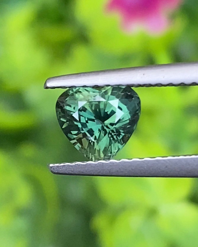 พลอย เขียวส่อง (Green Sapphire) 1.21 กะรัต (Cts.) พลอยแท้ อัญมณีมงคลประจําวันเกิด เครื่องประดับพลอย