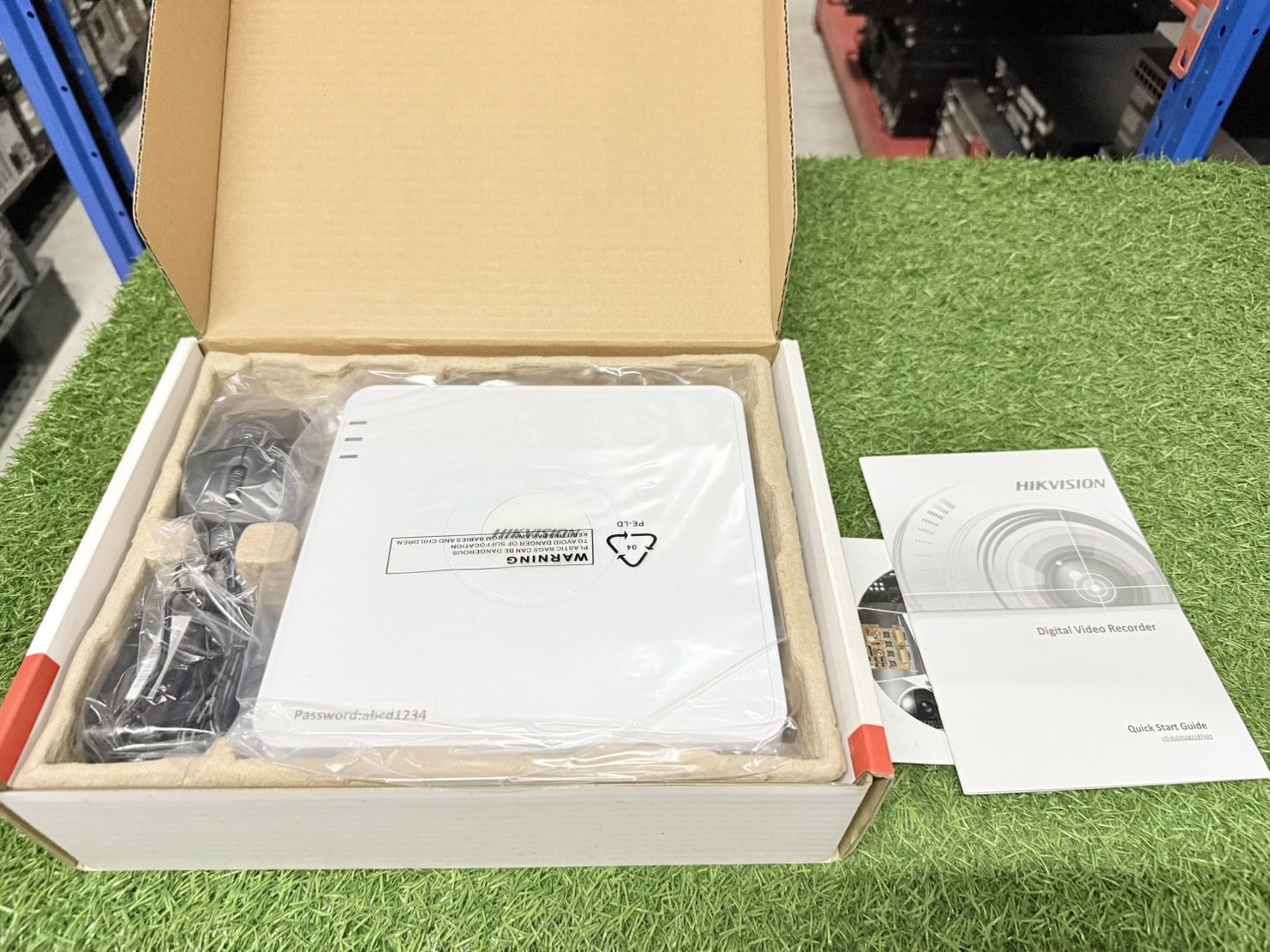 Hikvision Digital Video Recorder DS-7104HGHI-F1 มี 12 ตัว