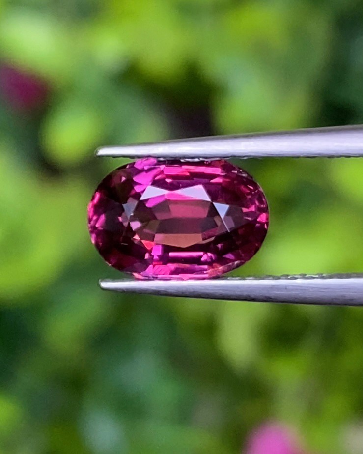 พลอย โรโดไลต์ กาเน็ท Rhodolite Garnet 2.09 กะรัต Cts.พลอยแท้ อัญมณีมงคลประจําวันเกิด เครื่องประดับพลอย