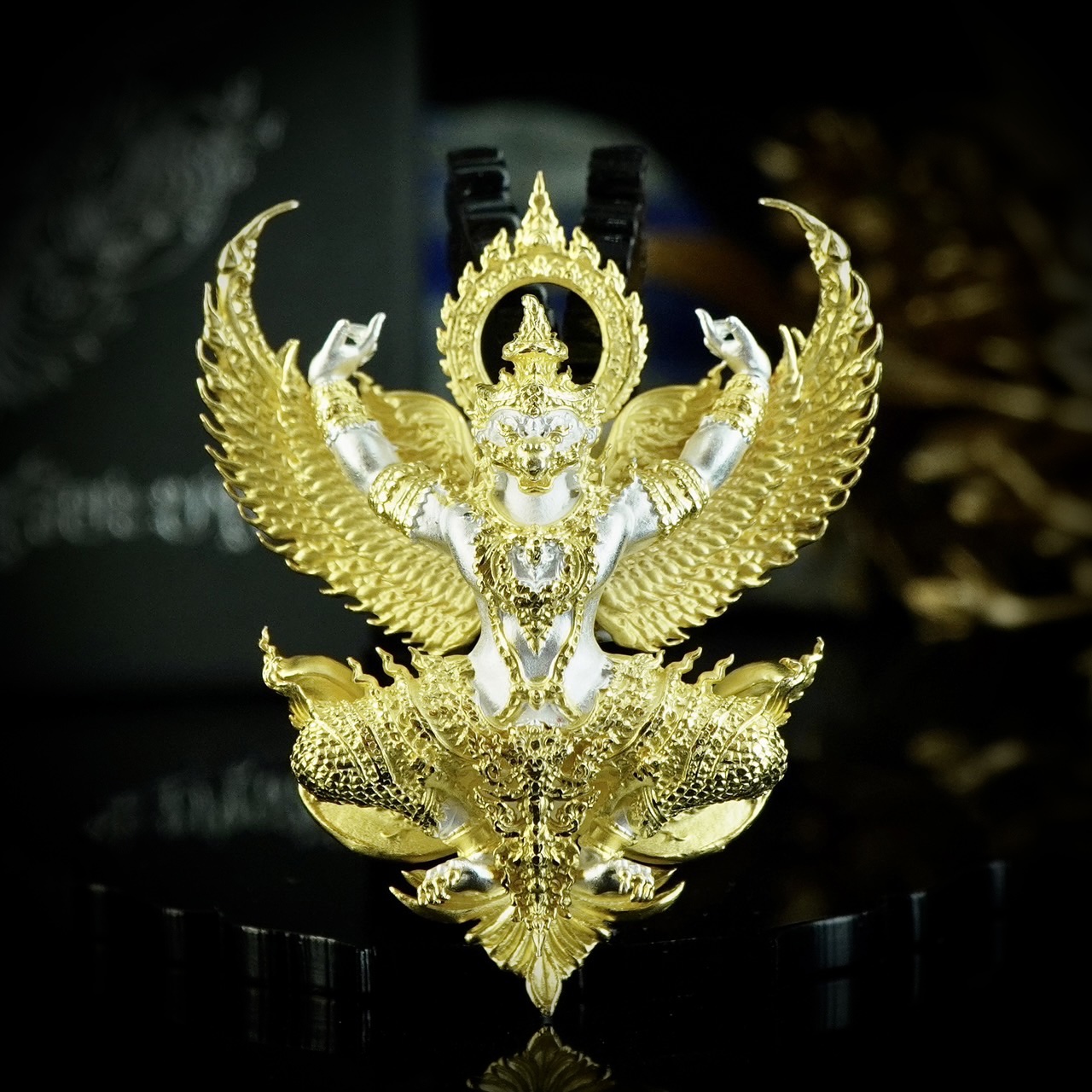 พญาครุฑ รุ่น สุริยะบารมี มหาอำนาจ3 รายการพิเศษศูนย์จอง เนื้อบรอนซ์ชุบ 2 กษัตริย์ ราคา 1,599 บาท