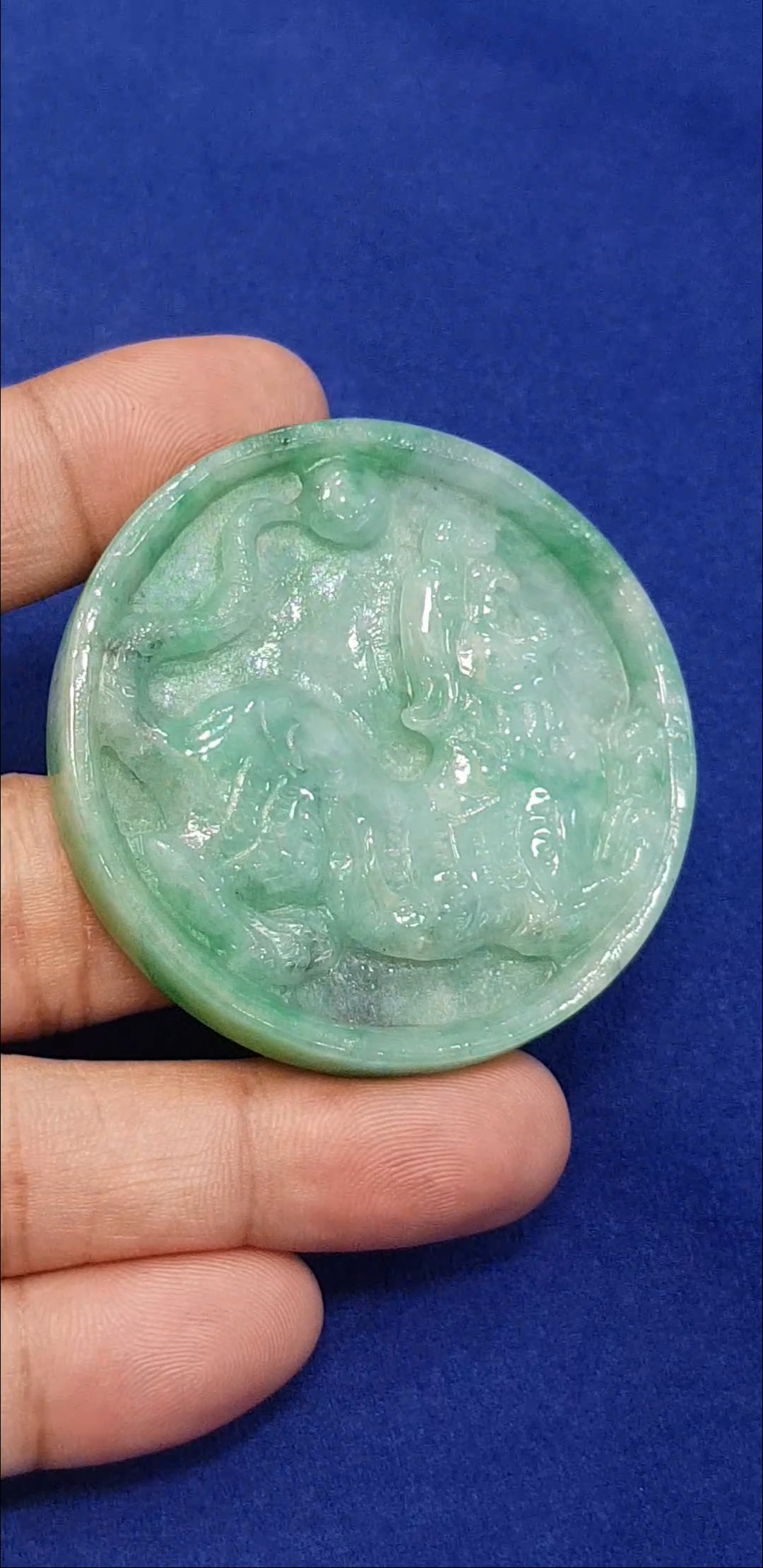 หยก พม่า แท้ Jade จี้หยก 3 สี แกะสลักรูปพญาเสือ (jadeite) ดิบ ไม่ผ่านการปรับปรุง (Type A) พม่า (Myanmar)