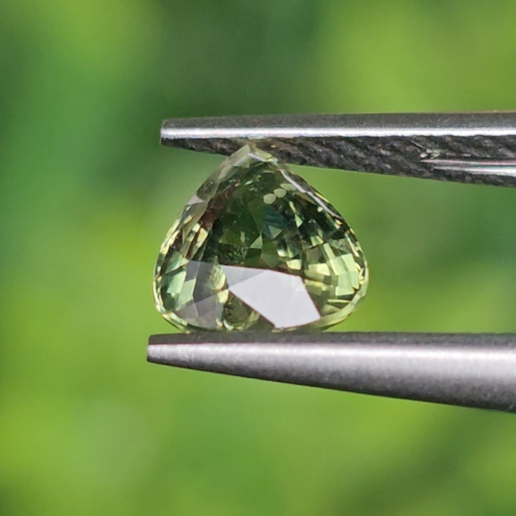 พลอย เขียวส่อง Green Sapphire 1.09 กะรัต (Cts.) พลอยแท้ อัญมณีมงคลประจําวันเกิด เครื่องประดับพลอย