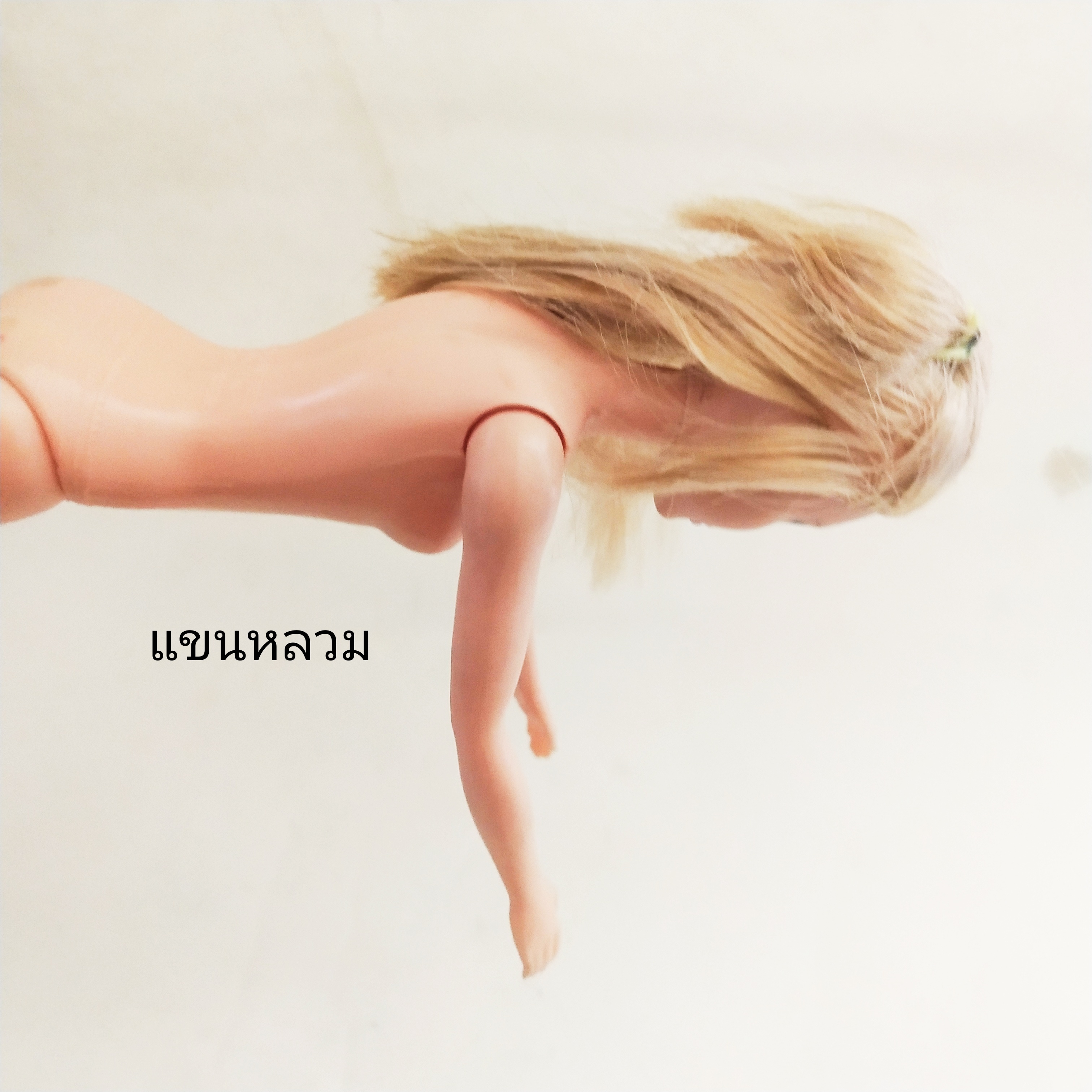 ตุ๊กตาบาร์บี้ หน้าสวย** แขนหลวม มีรอยเปื้อนโปรดดูทุกภาพ, รุ่นขาแข็งโค้งงอไม่ได้ Mattel Indonesia 2015