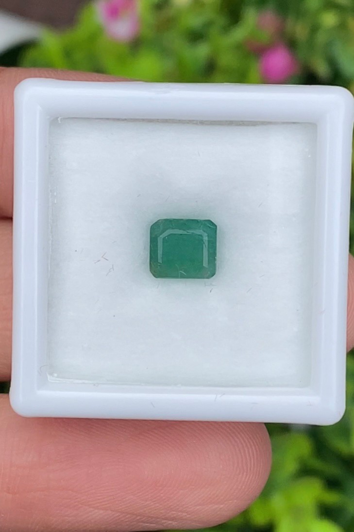 พลอย มรกต Natural Emerald แซมเบีย 0.86 กะรัต (Cts.) พลอยแท้ อัญมณีมงคลประจําวันเกิด เครื่องประดับพลอย