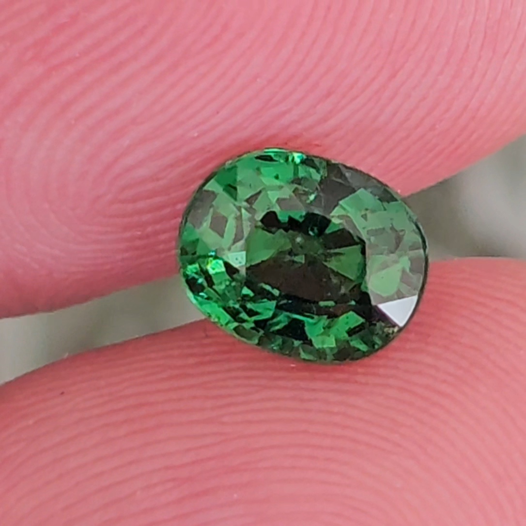 พลอย ซาโวไรท์ Tsavorite Garnet 1.36 กะรัต (Cts.) ดิบ Unheated พร้อมใบเซอร์ อัญมณีมงคลประจําวันเกิด เครื่องประดับพลอย
