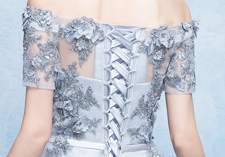 Pre-order ชุดราตรียาวสีเทาแบบไหล่ปาด แต่งลูกไม้ กระโปรงตาข่ายเชือกผูกหลัง