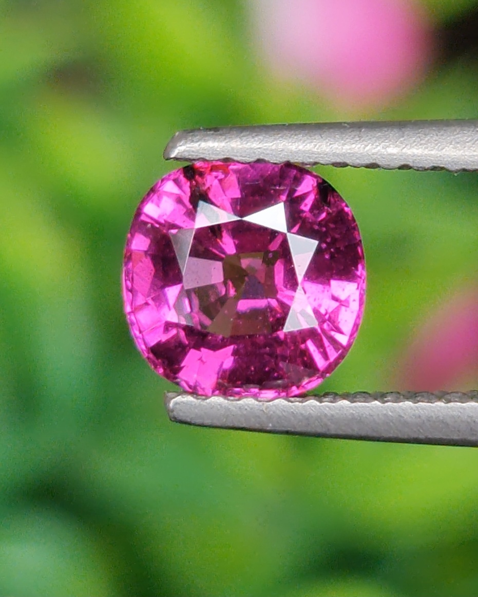 พลอย โรโดไลต์ กาเน็ท Rhodolite Garnet 1.39 กะรัต Cts.พลอยแท้ อัญมณีมงคลประจําวันเกิด เครื่องประดับพลอย